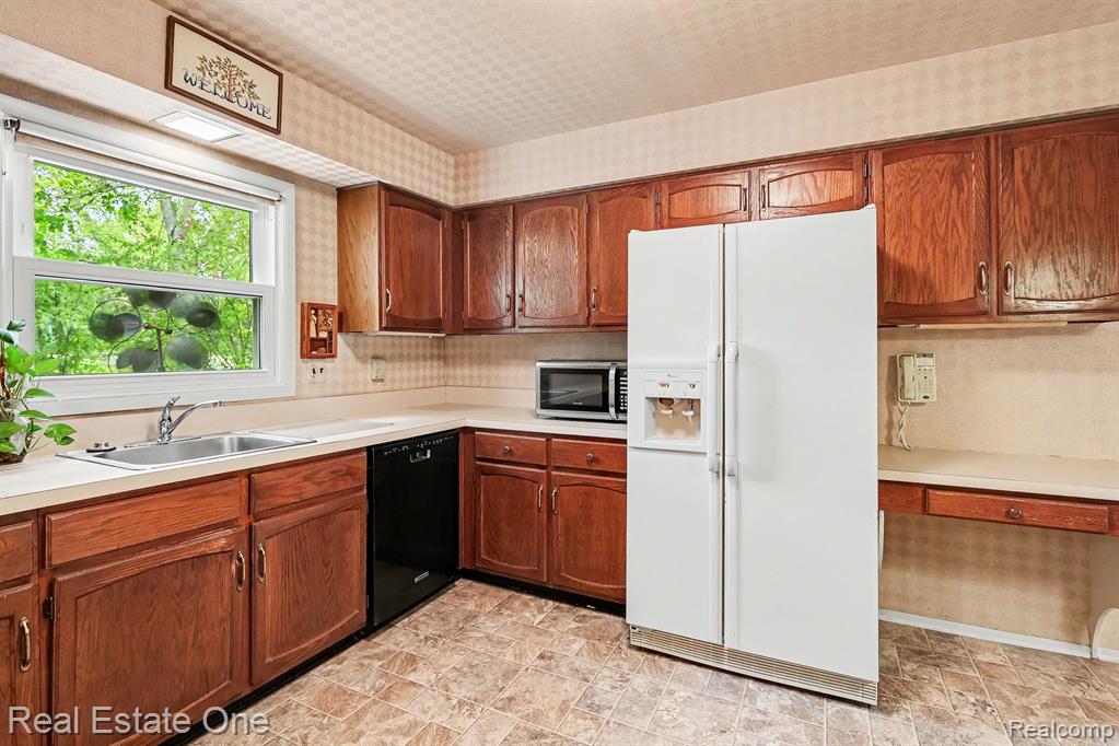 4923 Stamford Drive, West Bloomfield, MI 48323 — Photo 9