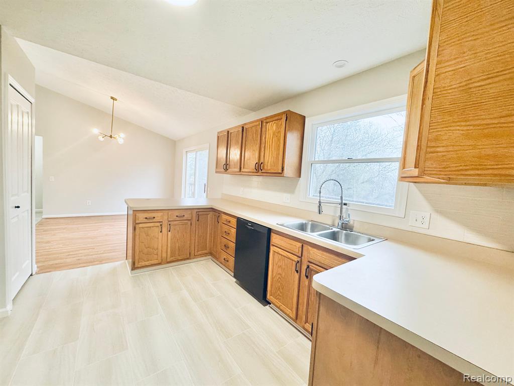562 HALF ACRE Drive, Milford, MI 48380 — Photo 6