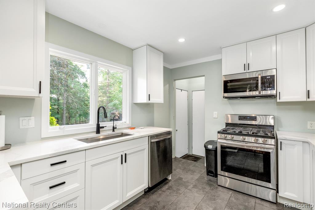 4211 WOODMONT Drive, Waterford, MI 48329 — Photo 5