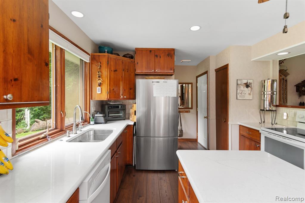 5500 Hartland Road, Fenton, MI 48430 — Photo 9