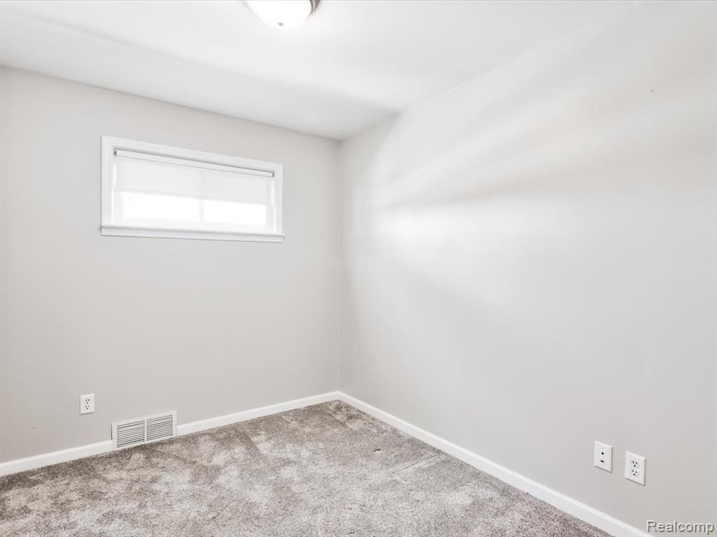 917 CAROLINA, Marysville, MI 48040 — Photo 16