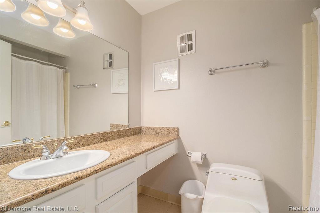 651 E FOX HILLS Drive, Bloomfield Hills, MI 48304 — Photo 15