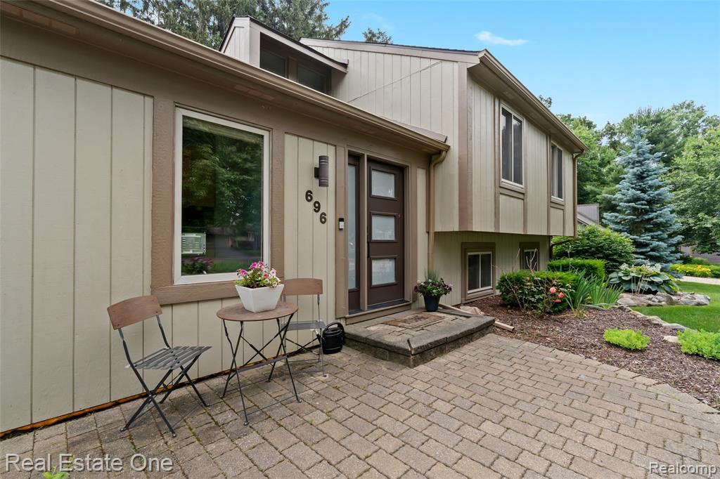 696 Estes Court, Waterford, MI 48327 — Photo 4