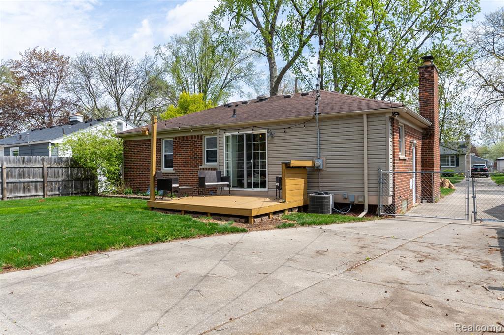 9611 ROSELAND Street, Livonia, MI 48150 — Photo 29