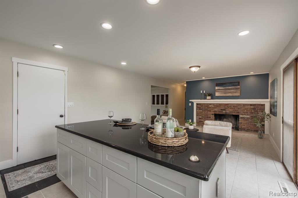 5914 Pleasant Drive, Waterford, MI 48329 — Photo 15