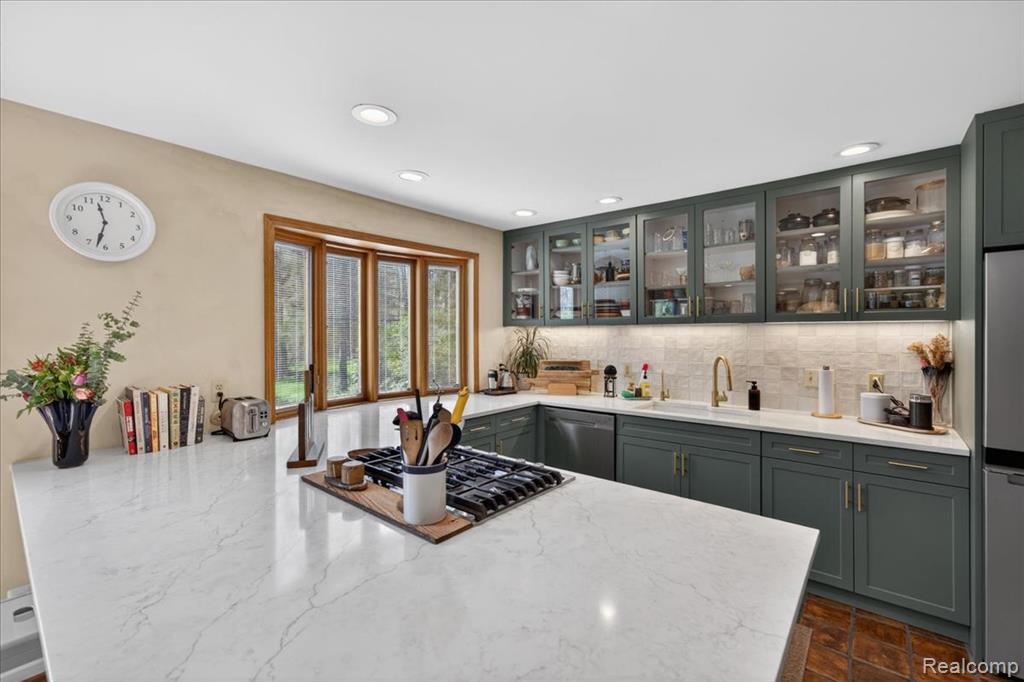7025 Cedarbank Drive, West Bloomfield, MI 48324 — Photo 11