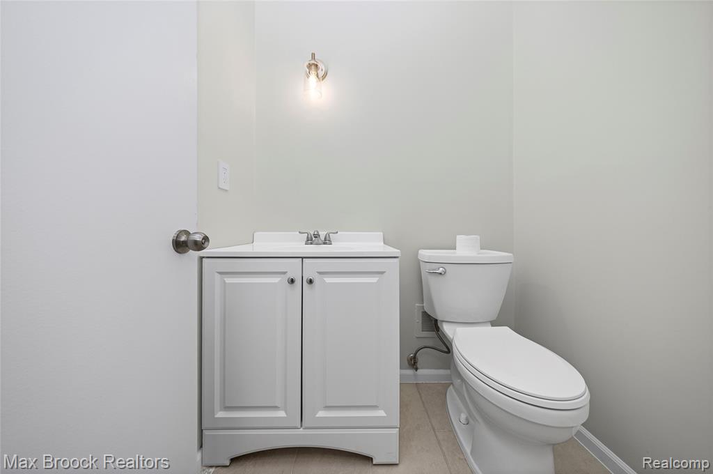 28977 Lake Park Dr. Drive, Farmington, MI 48331 — Photo 18