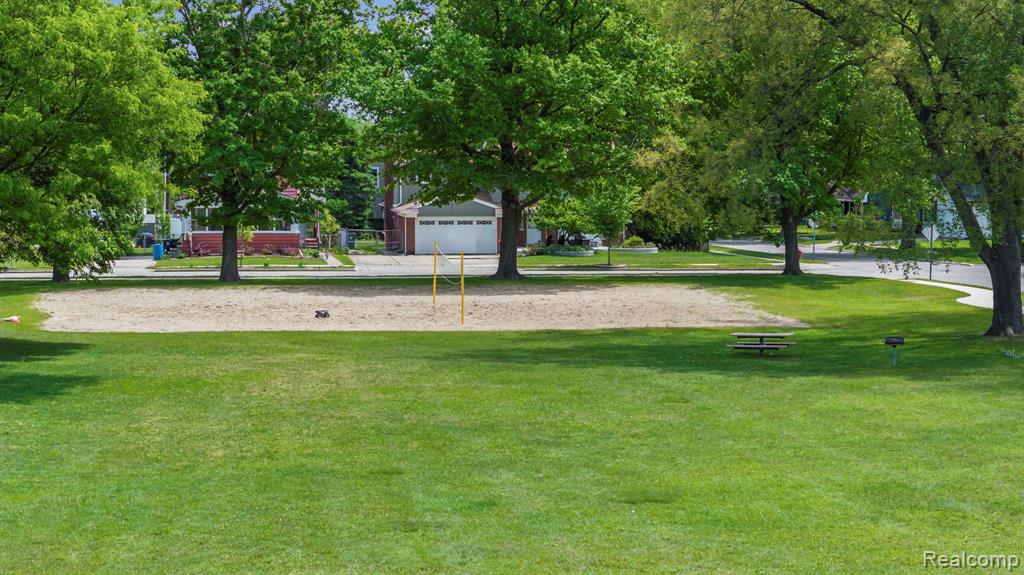 527 E Sunnybrook Drive, Royal Oak, MI 48073 — Photo 32