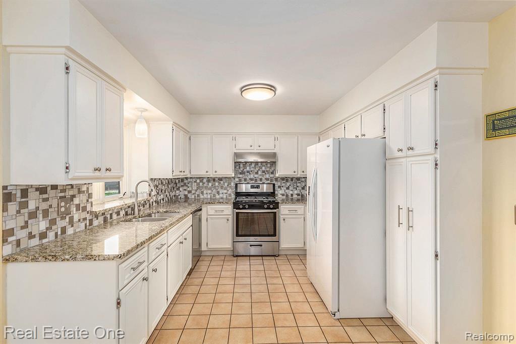5185 SAFFRON Drive, Troy, MI 48085 — Photo 6