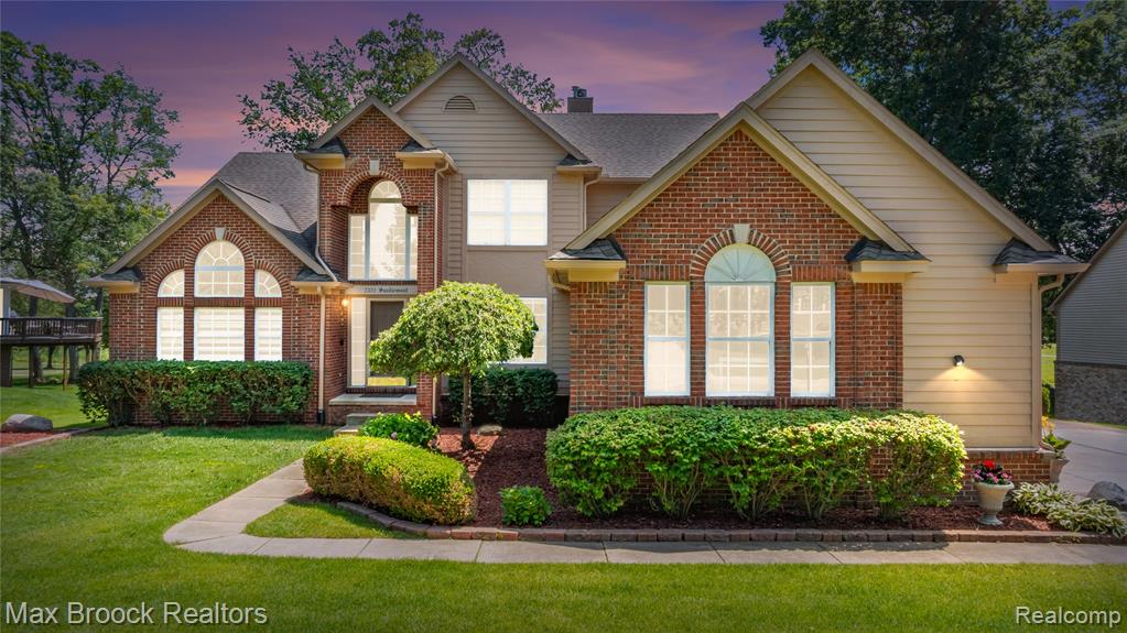 2322 Sandlewood Drive, White Lake, MI 48383