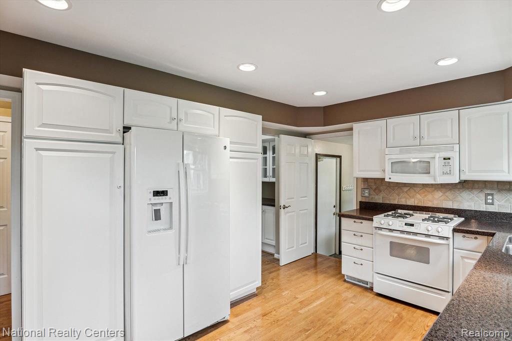 42372 COTSWOLD Court, Northville, MI 48168 — Photo 9