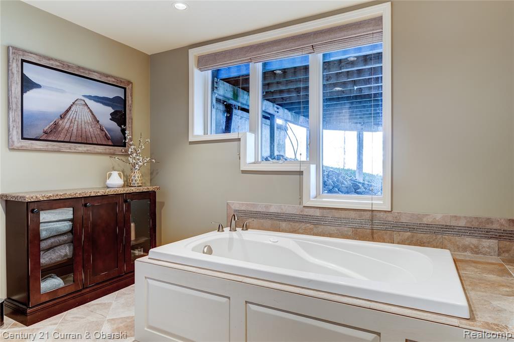 8308 Peninsular Drive, Fenton, MI 48430 — Photo 32