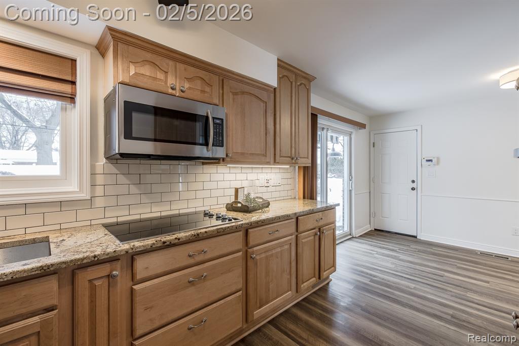 21123 Laurelwood Street, Farmington, MI 48336 — Photo 10