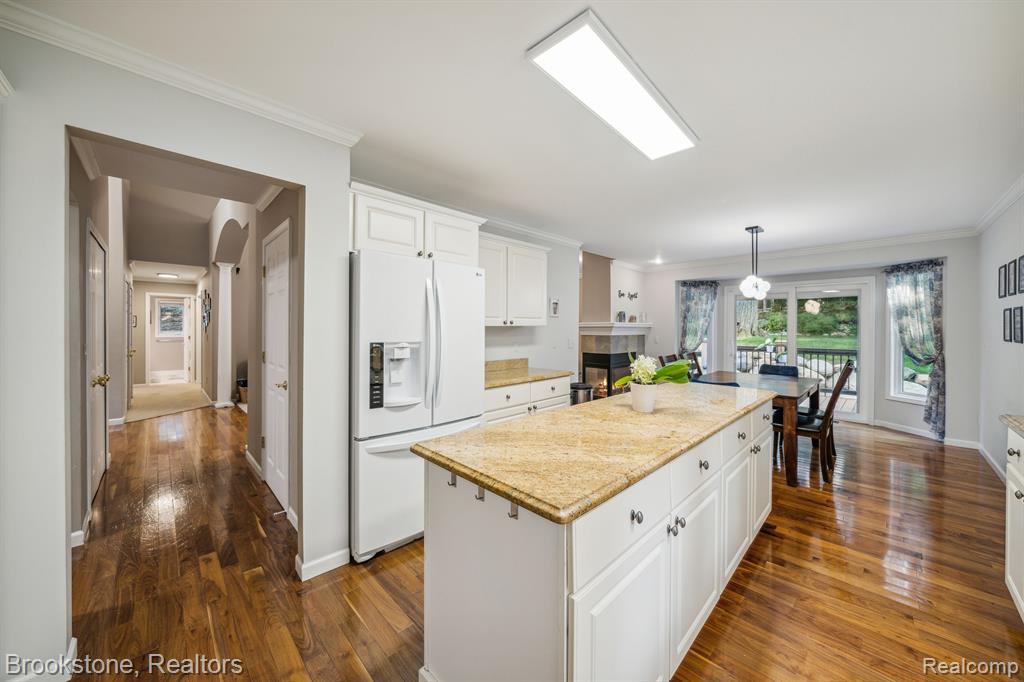576 BLOOMER RIDGE Drive, Rochester, MI 48307 — Photo 16