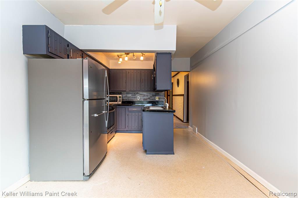 6903 Dandison Boulevard, West Bloomfield, MI 48324 — Photo 38