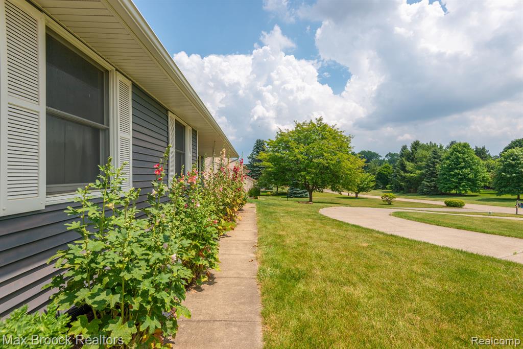 54320 BELCREST Drive, Milford, MI 48381 — Photo 9