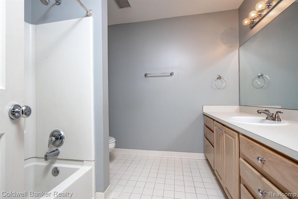 29427 Glen Oaks Boulevard E, Farmington Hills, MI 48334 — Photo 24