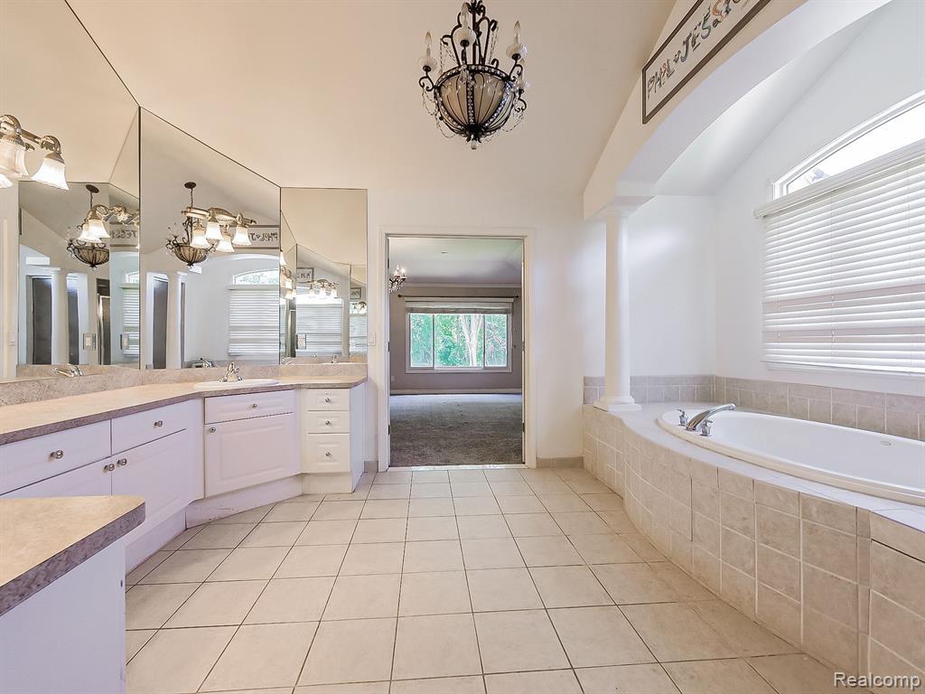 5570 HAMPSHIRE Drive, West Bloomfield, MI — Photo 43