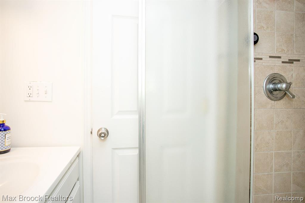 13353 Sherwood Drive, Huntington Woods, MI — Photo 36