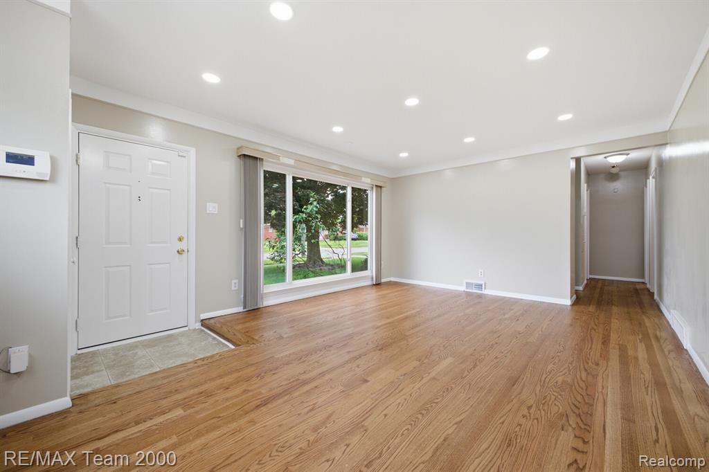 8512 Norborne Avenue, Dearborn Heights, MI 48127 — Photo 5