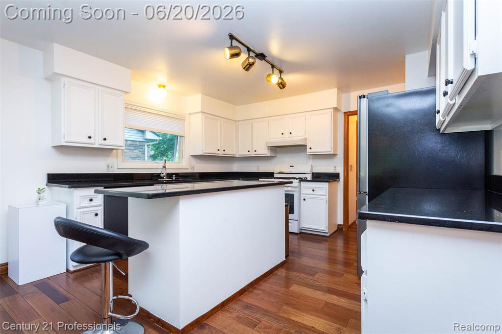 6241 Smithfield Drive, Troy, MI 48085 — Photo 13