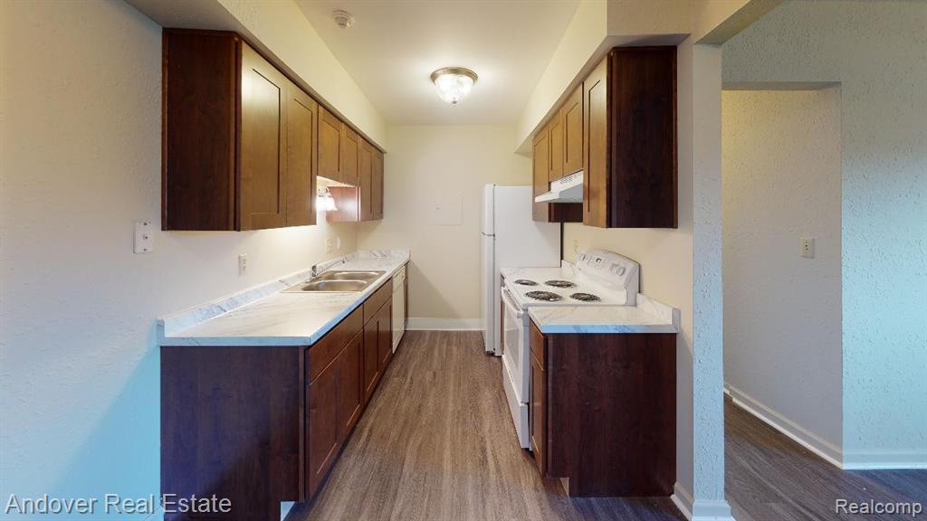3021 N POINTE Drive, Jackson, MI 49202 — Photo 2