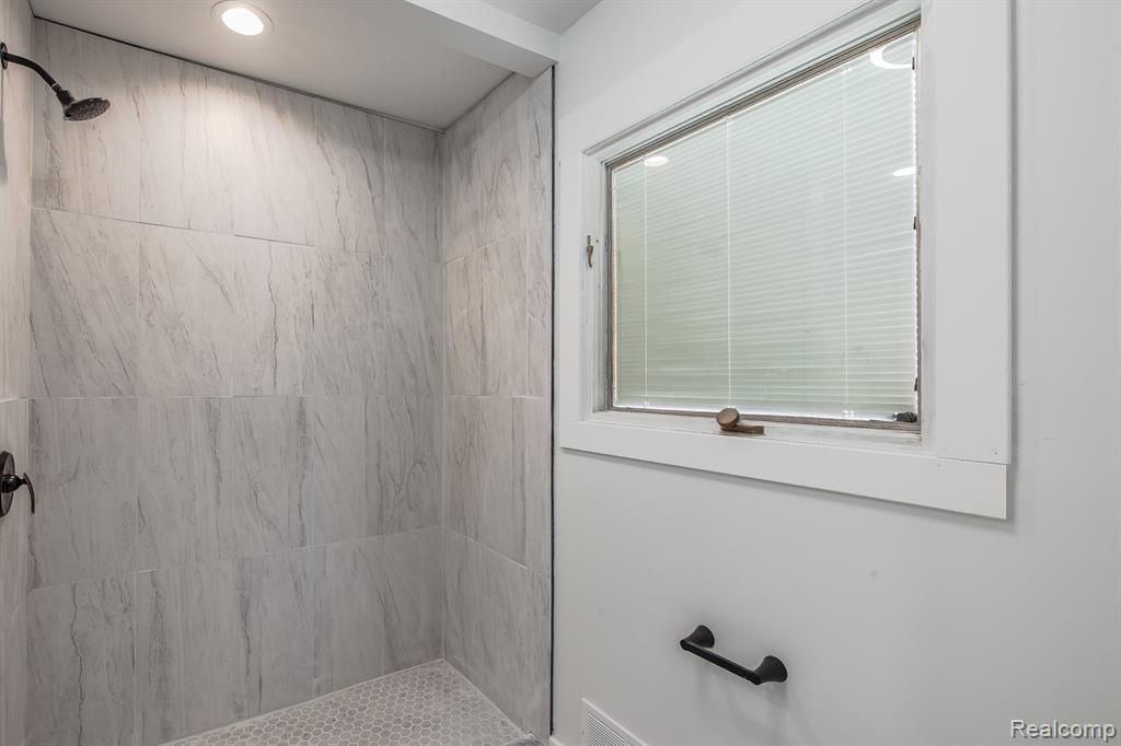 5914 Pleasant Drive, Waterford, MI 48329 — Photo 26