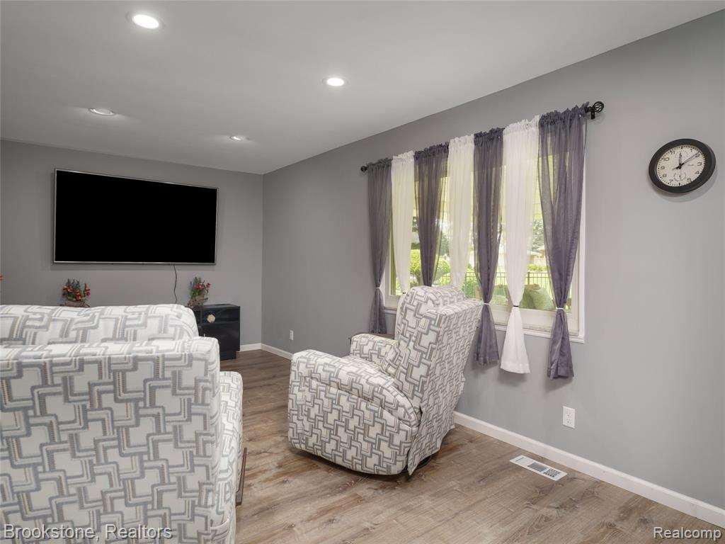6042 Ravenswood Drive, Utica, MI 48316 — Photo 4