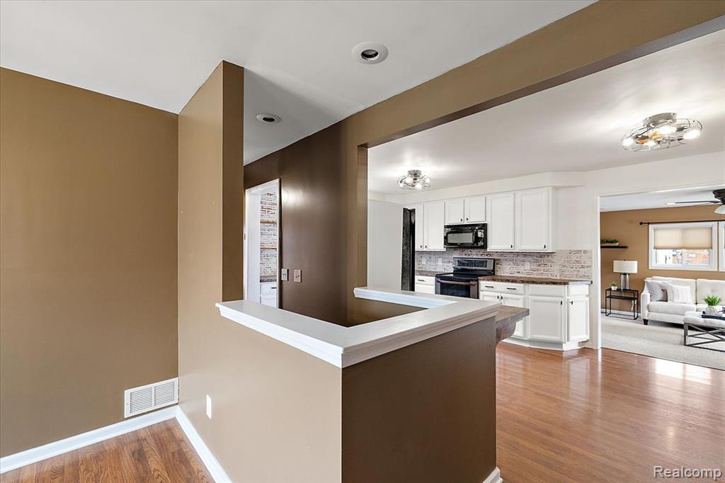 9364 Colorado Street, Livonia, MI 48150 — Photo 13