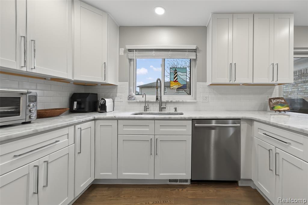 3960 Kings Point Drive, Troy, MI 48083 — Photo 5