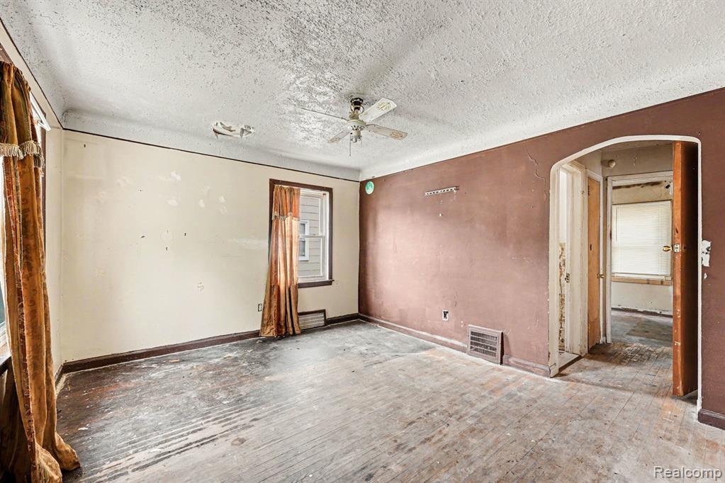 15363 Plainview Avenue - Photo 4