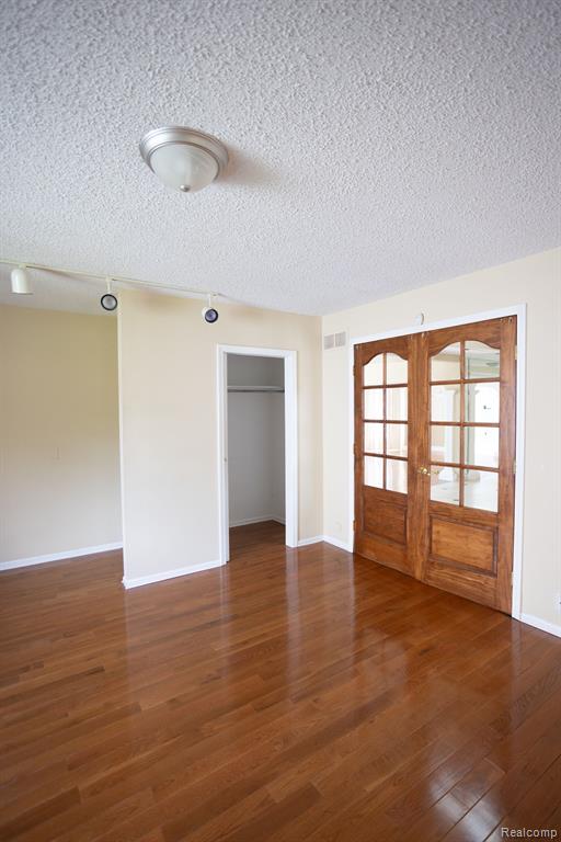 5881 NANEVA, West Bloomfield, MI — Photo 28