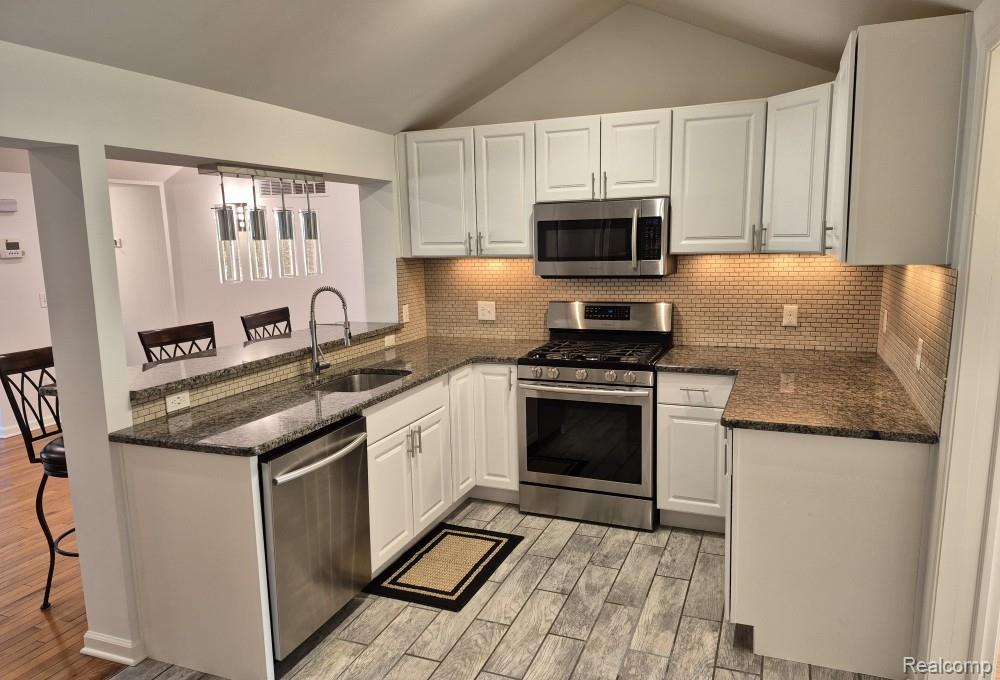 7377 Cooley Lake Road, West Bloomfield, MI 48324 — Photo 3