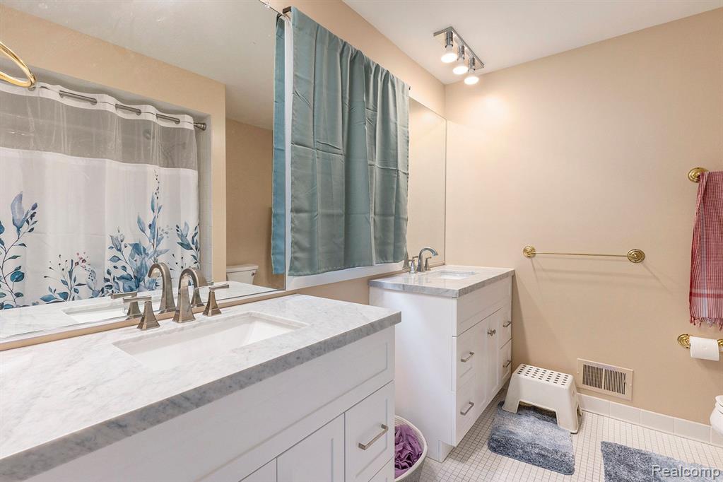 4077 JUSTIN Court, Bloomfield Hills, MI 48302 — Photo 15