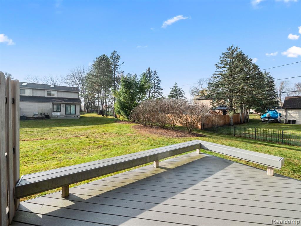 2581 S COMMERCE Road, Wolverine Lake, MI 48390 — Photo 17