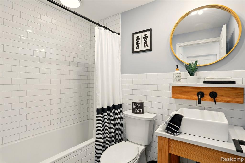 807 PINE TREE Road W, Lake Orion, MI 48362 — Photo 19