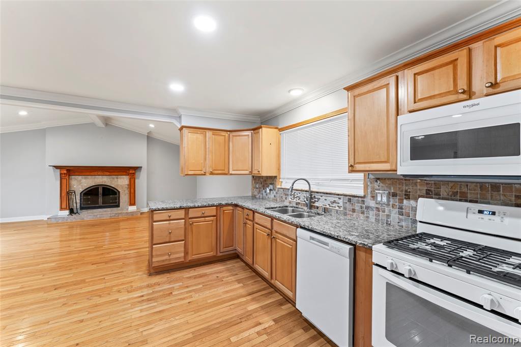 4822 Peachtree Drive, Sterling Heights, MI 48310 — Photo 32