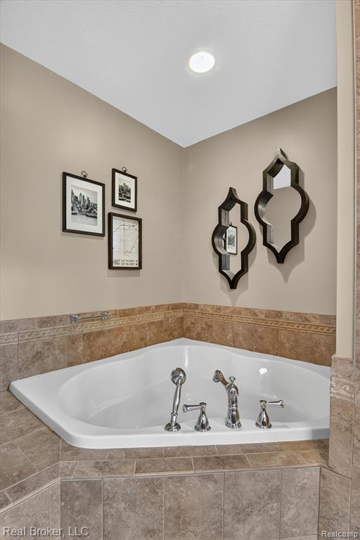 15156 Oak Valley Lane, Monroe, MI 48161 — Photo 27