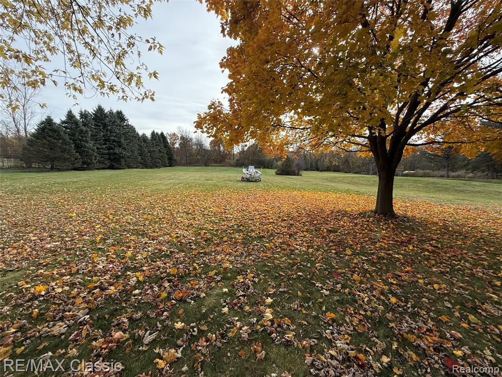 654 E Dawson Road, Milford, MI 48381 — Photo 2