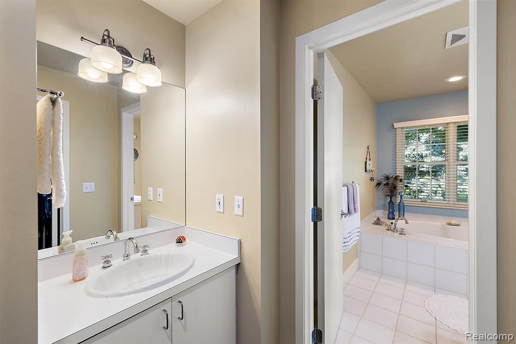 733 LONGFORD Drive, Rochester Hills, MI 48309 — Photo 36