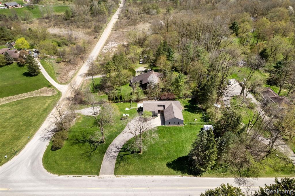 9248 HARTLAND Road, Fenton, MI 48430 — Photo 32