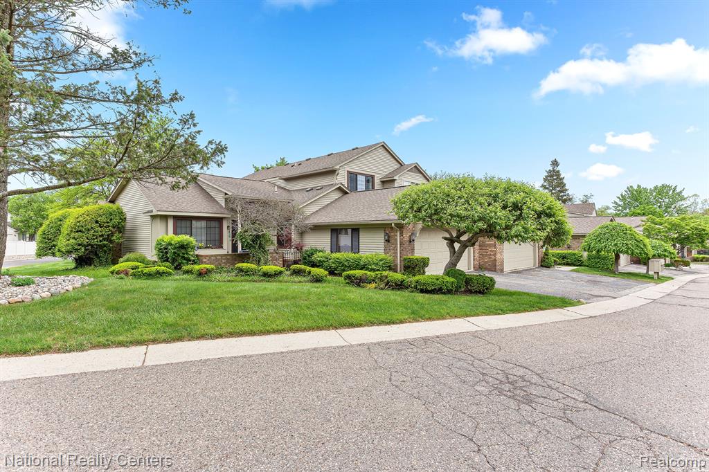 7207 Creeks Bend Drive, West Bloomfield, MI — Photo 55