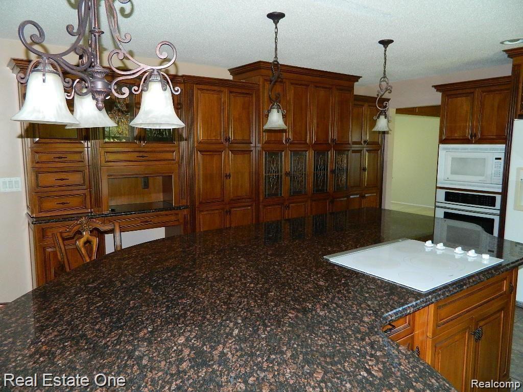 6927 Northpoint Drive, Troy, MI 48085 — Photo 15