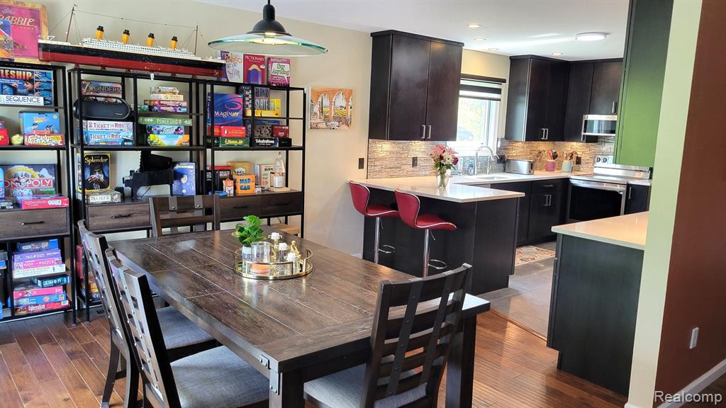 6192 N SHORE Drive, West Bloomfield, MI 48324 — Photo 17