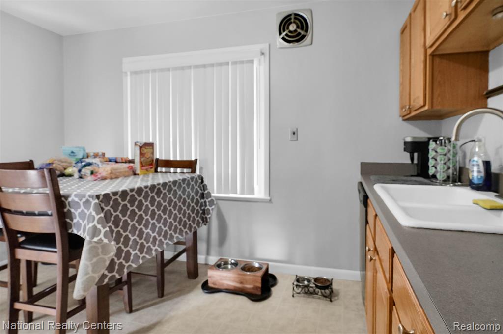 951 E Garfield Avenue, Hazel Park, MI 48030 — Photo 4
