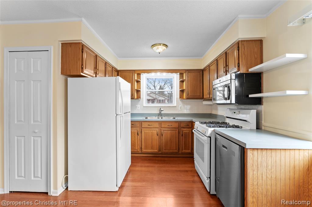 8834 Janis Street, Shelby Twp, MI 48317 — Photo 11