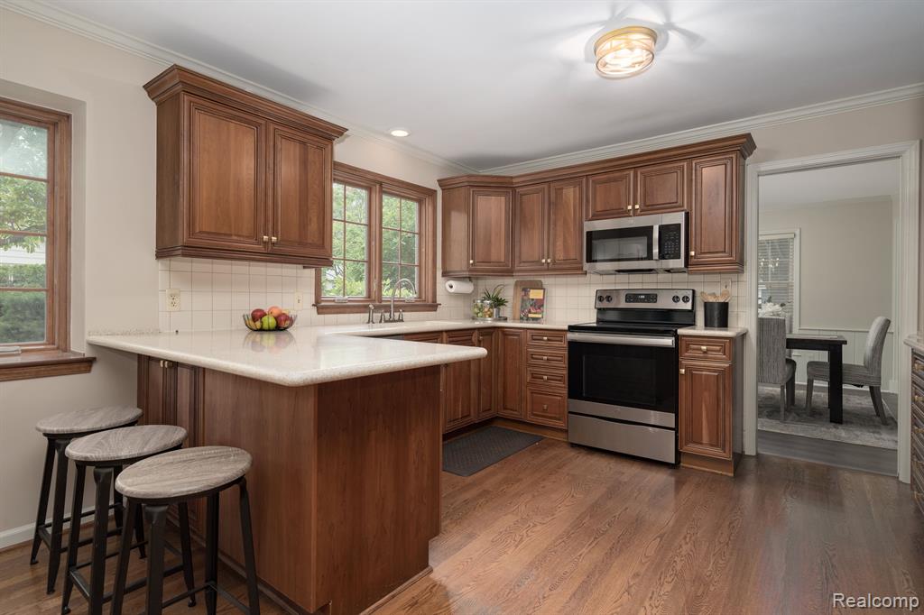 555 N GLENGARRY Road, Bloomfield Hills, MI 48301 — Photo 8