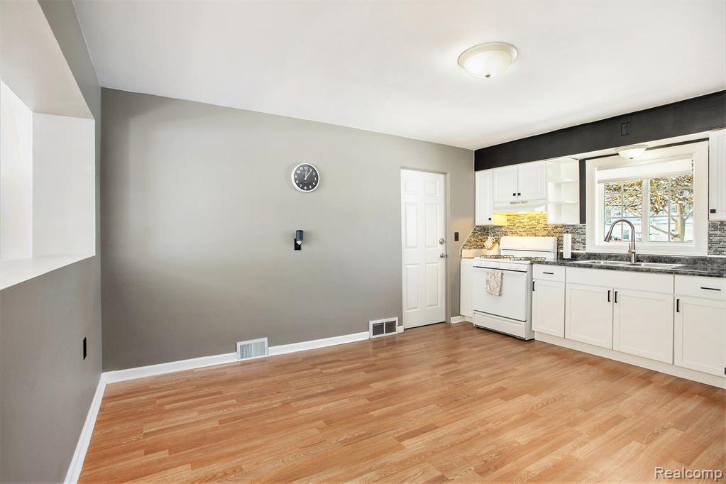 4166 Pineport Road, Bridgeport, MI 48722 — Photo 5