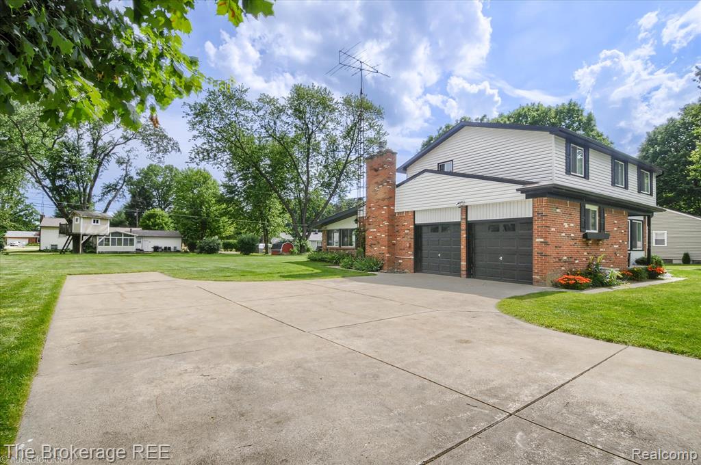 6228 Greenview Drive, Burton, MI 48509 — Photo 3
