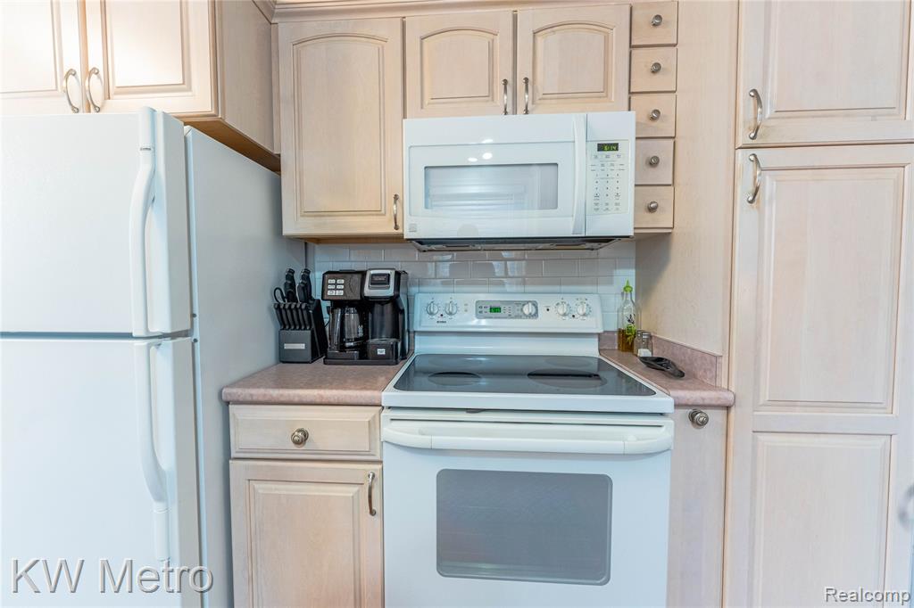 8487 Salem Lane, Dearborn Heights, MI 48127 — Photo 11